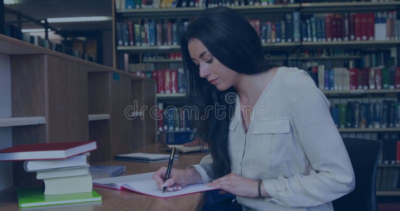 Bild av databehandling över den kvinnliga studenten i fågelkön royaltyfria bilder