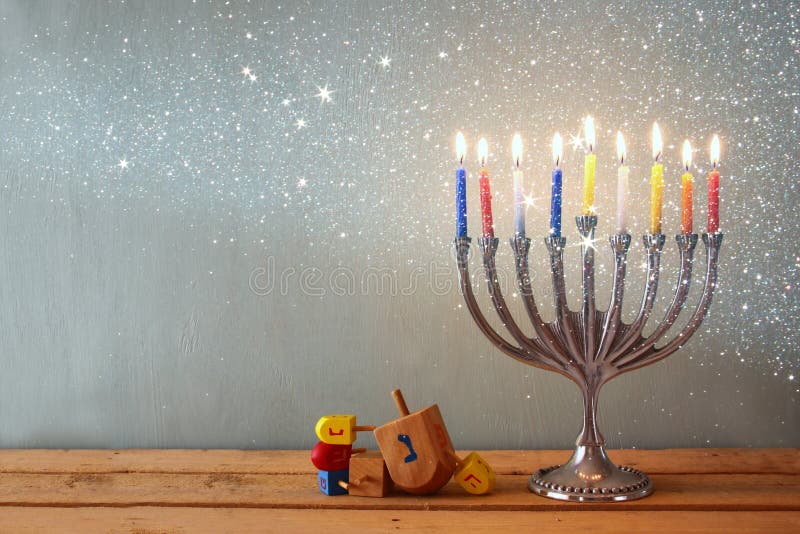 Bild av den judiska ferieChanukkah med menoror (traditionella kandelaber) och trädreidels (snurröverkanten) royaltyfria foton Bild av den judiska ferieChanukkah med menoror (traditionella kandelaber) och trädreidels (snurröverkanten) royaltyfria foton