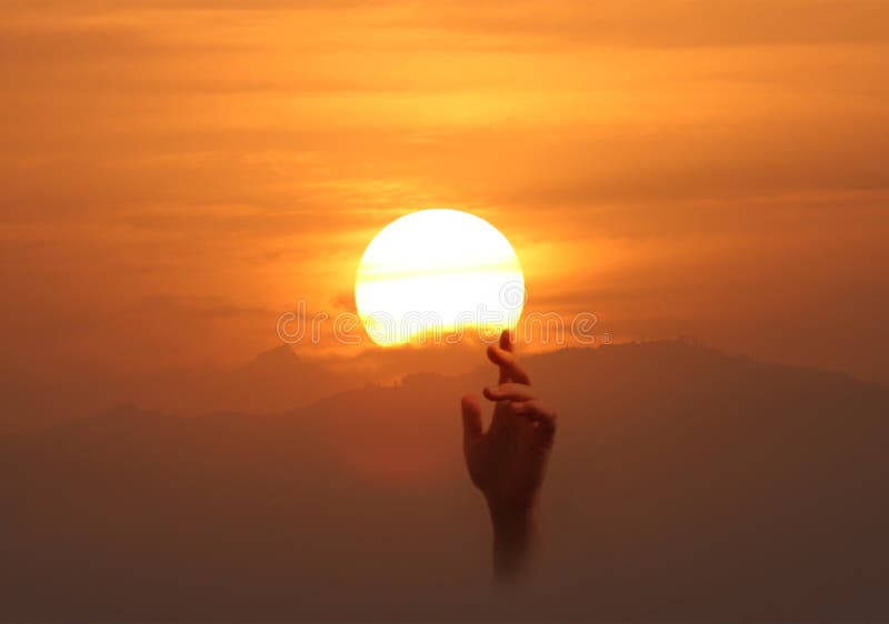 Bild av en hand som upp till når solen royaltyfri bild Bild av en hand som upp till når solen royaltyfri bild