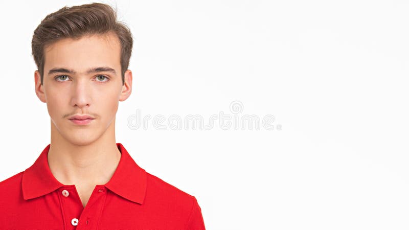 Bild av en ung säker man som tittar på kameran. Stängande porträtt av lugn, stilig kille i studio. attraktivt manligt ansikte. royaltyfri fotografi