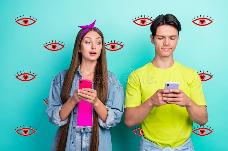 Bild av funky brunette-årtusende... Se telefonen med gula rosa skjortor som är isolerade på tefärbakgrund. fotografering för bildbyråer