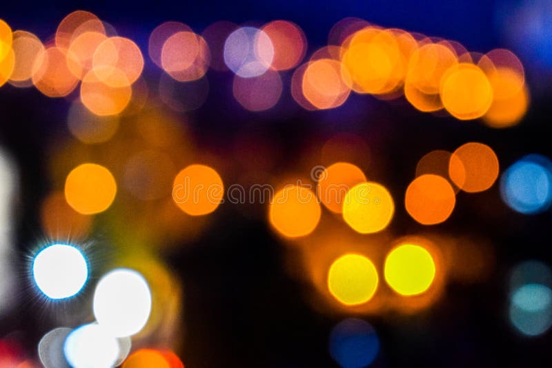 Bild av färgrika suddiga defocused bokehljus rörelse- och utelivbegrepp Elegant bakgrund royaltyfria bilder Bild av färgrika suddiga defocused bokehljus rörelse- och utelivbegrepp Elegant bakgrund royaltyfria bilder