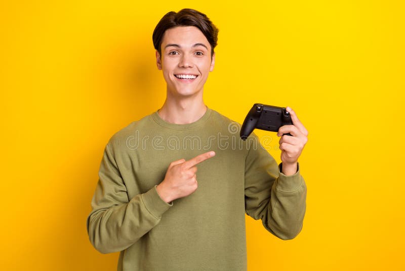 Bild av glad, attraktiv spelberoende spelarkläder visar att lekstationen är isolerad på gul bakgrund.