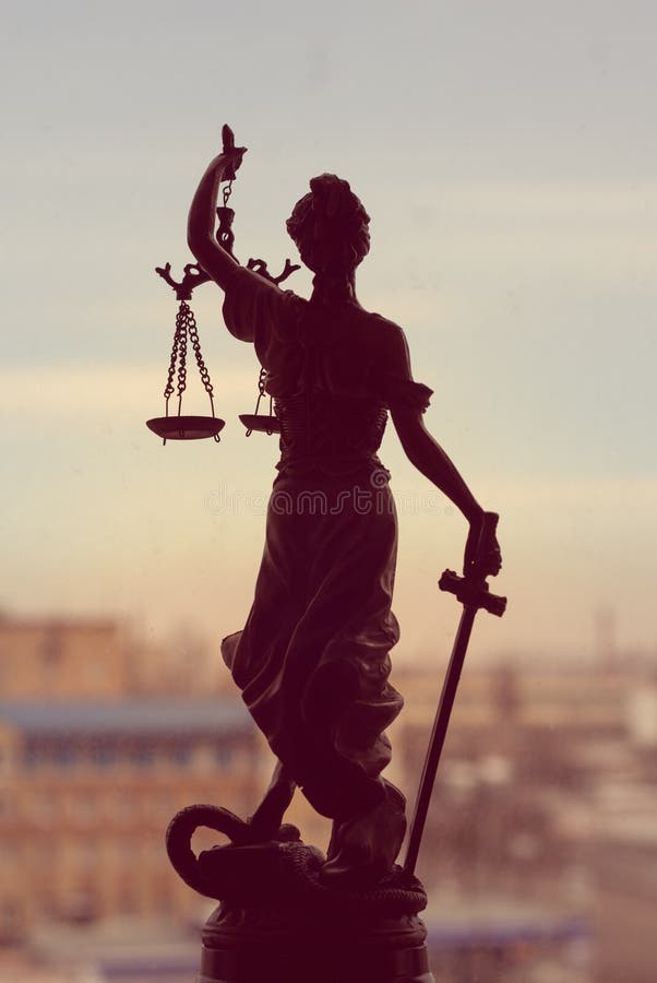Bild av gudinnan Themis eller anseendet för dam Justice på det hållande svärdet för fönster som är blind- på bakgrunden för stad fotografering för bildbyråer Bild av gudinnan Themis eller anseendet för dam Justice på det hållande svärdet för fönster som är blind- på bakgrunden för stad fotografering för bildbyråer
