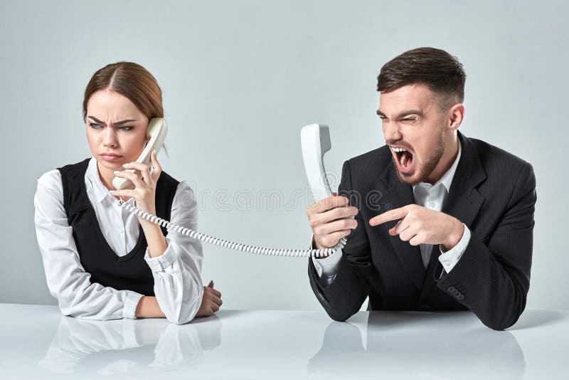 Bild av mannen och kvinnan med telefonen på tabellen arkivbilder Bild av mannen och kvinnan med telefonen på tabellen arkivbilder