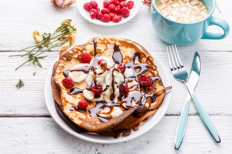 Bild av pannkakor med choklad arkivfoto Bild av pannkakor med choklad arkivfoto