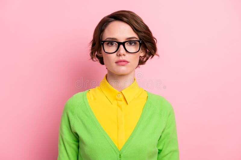 Bild av smart självsäker ung kvinna som bär gröna glasögon på kulor, isolerad pastellfärg, rosa bakgrund arkivfoto