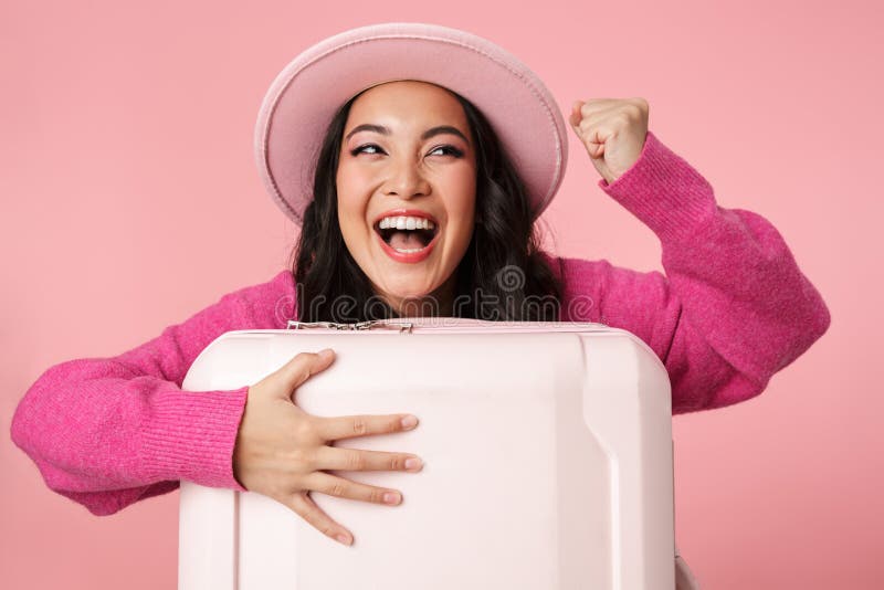 Bild av underbar vacker asiatisk flicka som leker och håller resväska. arkivfoto