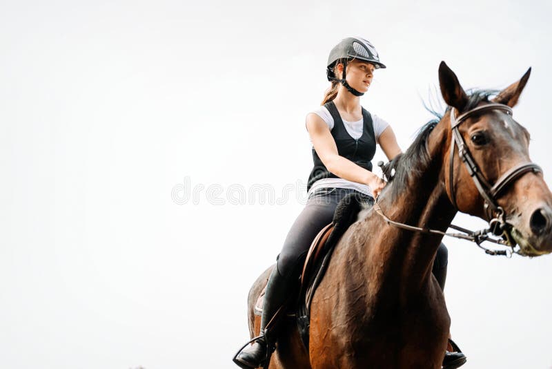Bild av unga flickan som rider hennes häst royaltyfri bild Bild av unga flickan som rider hennes häst royaltyfri bild