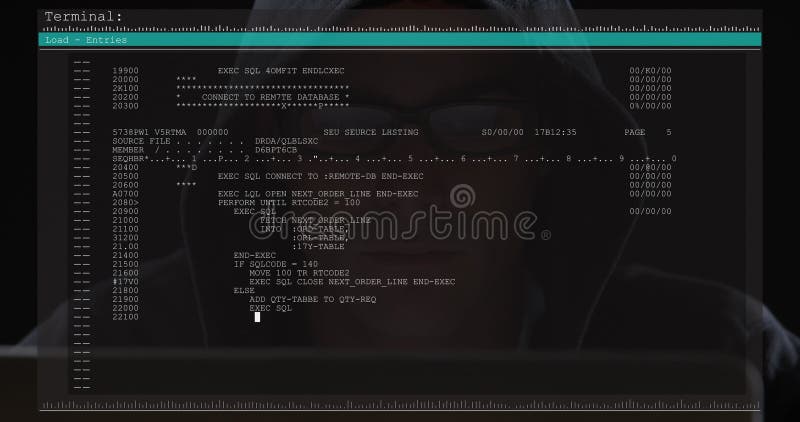 Bild der Datenverarbeitung auf Computerbildschirm über männlichen Hacker mit Computer lizenzfreies stockbild