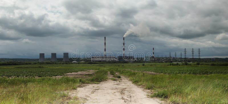 Bild der Fabrik mitten in einer grünen Wiese an einem bewölkten Tag stockbild Bild der Fabrik mitten in einer grünen Wiese an einem bewölkten Tag stockbild