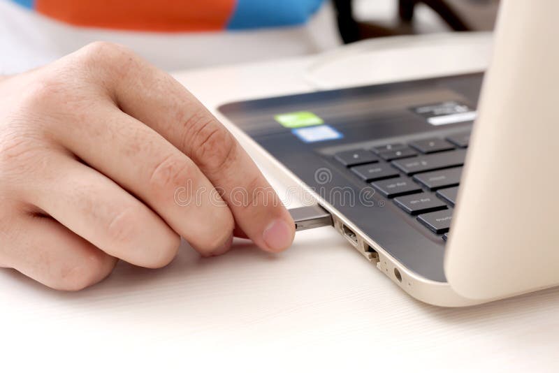 Bild der Mannhand schließt USB-Stick an Laptop an stockbild
