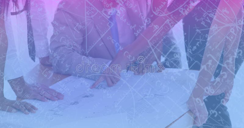 Bild der mathematischen Datenverarbeitung über eine Gruppe von Mitarbeitern, die zusammenarbeiten lizenzfreies stockbild