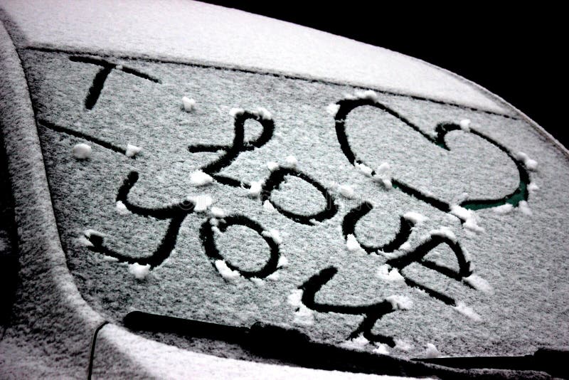 Bild der Phase ich liebe dich mit den Schmerzen mit erstem Schnee auf dem Fenster des Autos Wintermalerei für die romantischen Pa stockbilder Bild der Phase ich liebe dich mit den Schmerzen mit erstem Schnee auf dem Fenster des Autos Wintermalerei für die romantischen Pa stockbilder