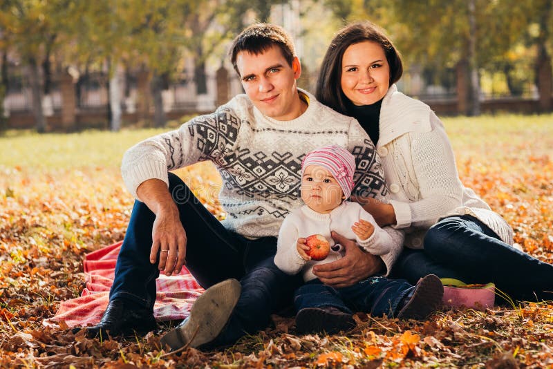 Bild der reizenden Familie im Herbstpark, junge Eltern mit den netten entzückenden Kindern, die draußen, frohe Natur fünf spielen lizenzfreie stockbilder Bild der reizenden Familie im Herbstpark, junge Eltern mit den netten entzückenden Kindern, die draußen, frohe Natur fünf spielen lizenzfreie stockbilder