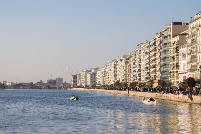 Bild der Seeseite Saloniki Griechenland Sieg Allee, alias des Nikis gesehen im Winter stockbild Bild der Seeseite Saloniki Griechenland Sieg Allee, alias des Nikis gesehen im Winter stockbild