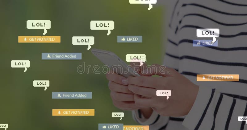Bild der sozialen Medien Icons und lol text banner über den mittleren Bereich der Frau mit Smartphone lizenzfreies stockfoto