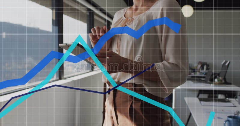 Bild der statistischen Datenverarbeitung über den mittleren Teil der Frau, die digitale Tablette im Büro verwendet lizenzfreie stockfotografie