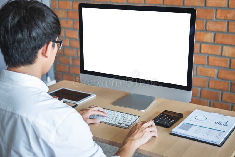 Bild des jungen Mannes arbeitend vor dem Computerlaptop, der Schirm mit einem sauberen weißen Schirm und Leerstelle nach Text bet stockfotos Bild des jungen Mannes arbeitend vor dem Computerlaptop, der Schirm mit einem sauberen weißen Schirm und Leerstelle nach Text bet stockfotos