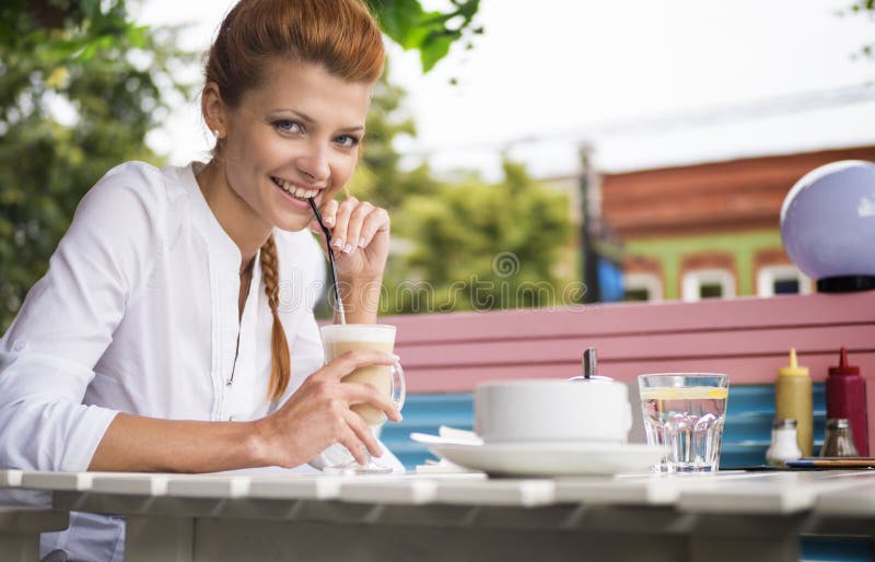 Bild des jungen roten Haares und hübschen der Frau mit Tasse Kaffee lachend im Café stockbilder Bild des jungen roten Haares und hübschen der Frau mit Tasse Kaffee lachend im Café stockbilder