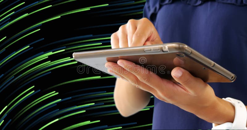 Bild des mittleren Teils der Frau, die digitale Tablette über grünen, schwarzen Untergrund-Trails verwendet stockbild