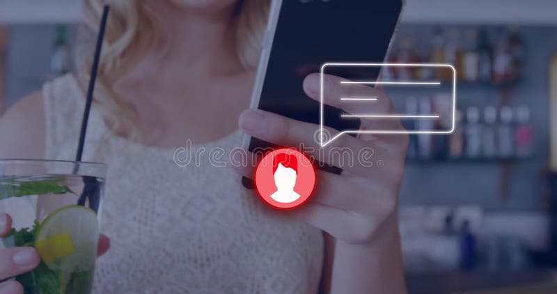 Bild des Neonprofils und Symbol der Nachricht gegen den mittleren Bereich der Frau, die Smartphone an einer Bar lizenzfreies stockbild
