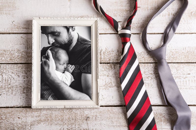 Bild des Vaters Babytochter halten Dieses ist Datei des Formats EPS10 lizenzfreies stockfoto Bild des Vaters Babytochter halten Dieses ist Datei des Formats EPS10 lizenzfreies stockfoto