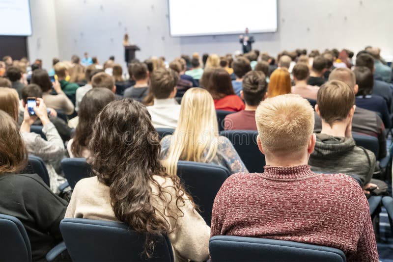 Bild einer Konferenz in einem großen Konferenzraum, Workshop für junge Fachleute, Schulung in einer großen Konferenz stockfotografie