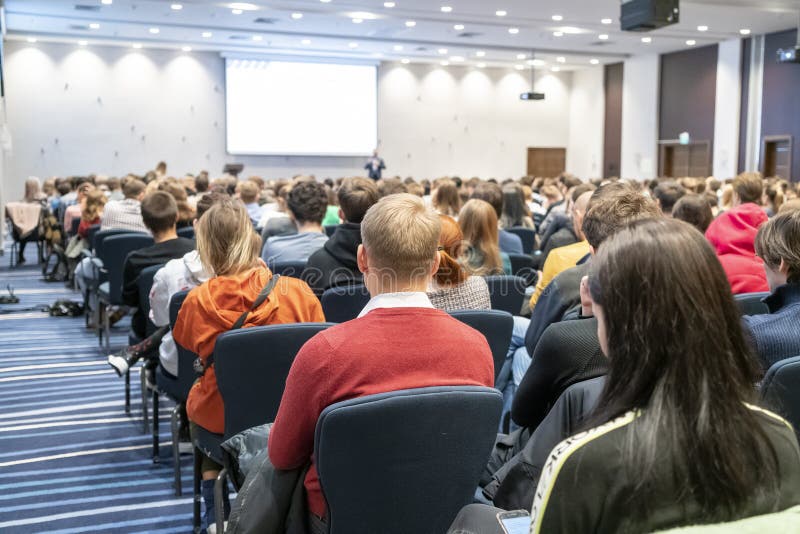 Bild einer Konferenz in einem großen Konferenzraum, Workshop für junge Fachleute, Schulung in einer großen Konferenz lizenzfreie stockfotos