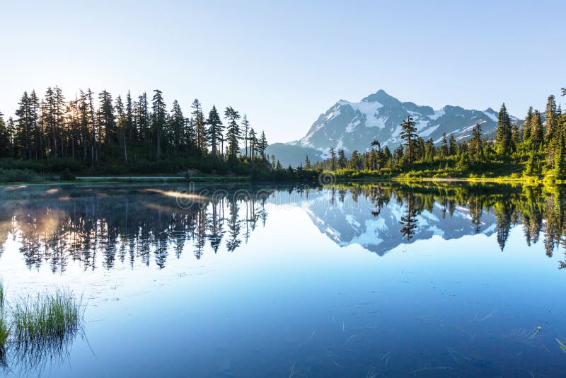 Download Bild Lake fotografering för bildbyråer. Bild av berg - 76703963
