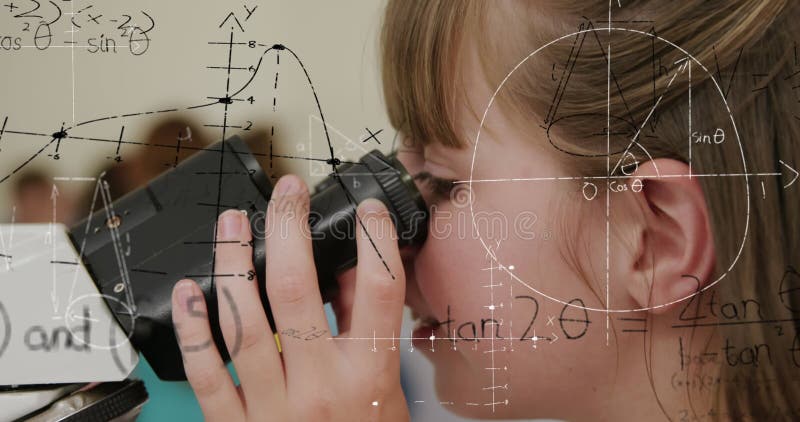 Bild mathematischer Formeln gegenüber lächelndem Schulmädchen mit Mikroskop lizenzfreies stockbild