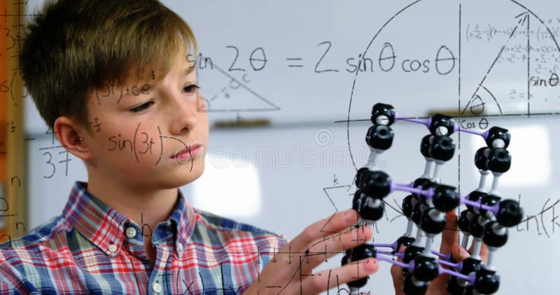 Bild mathematischer Formeln gegenüber lächelndem Schüler lizenzfreie stockbilder