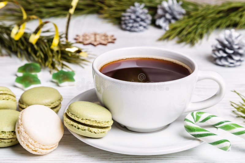 Bild med makaroner. En kopp kaffe och makaroner på en ljusbakgrund
