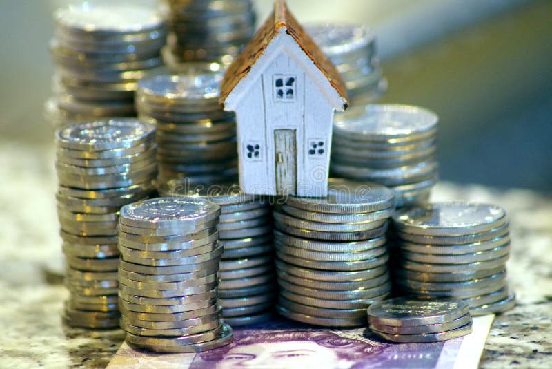 Bild som visar kostnaden av att f? den verkliga egenskapen, begrepp av att finansiera ett hus som f?r ett l?n royaltyfria foton Bild som visar kostnaden av att f? den verkliga egenskapen, begrepp av att finansiera ett hus som f?r ett l?n royaltyfria foton