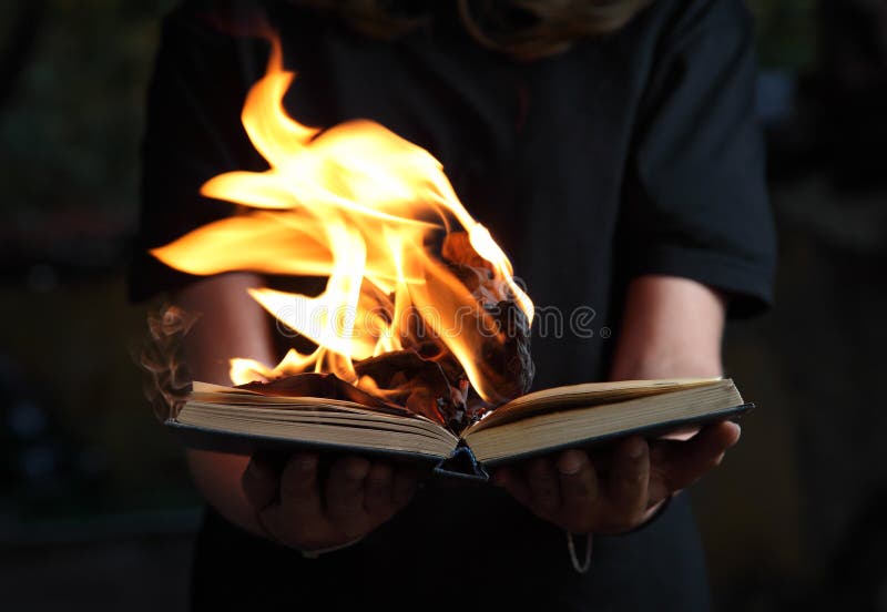 Bild von Buch Burning in den Frauenhänden im dunklen Wald stockbild Bild von Buch Burning in den Frauenhänden im dunklen Wald stockbild