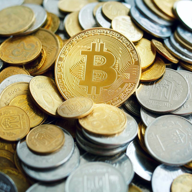 Bild von einem Gold-bitcoin über goldenem Geld Digital-Geldbetrug lizenzfreie stockfotografie Bild von einem Gold-bitcoin über goldenem Geld Digital-Geldbetrug lizenzfreie stockfotografie