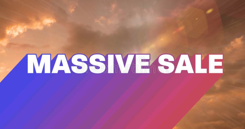 Bild von Retro massiver Verkauf weißer Text mit Regenbogenschatten über orangefarbenen Wolken im Hintergrund lizenzfreie stockfotos