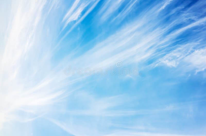 Bildande för cirrusmolnmoln, blått foto för molnig himmel royaltyfri bild