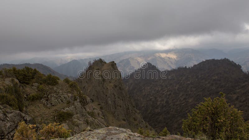 Bildandet och förehavanden av moln, upp till som stupen av bergen av centrala Kaukasus når en höjdpunkt