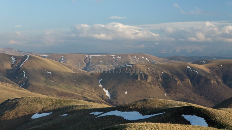 Bildandet och förehavanden av moln, upp till som stupen av bergen av centrala Kaukasus når en höjdpunkt