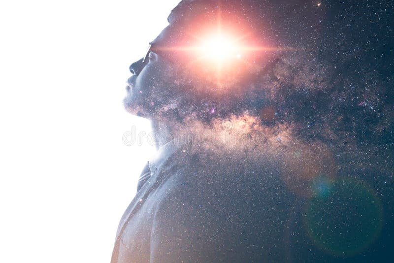 Bilden för dubbel exponering av den tänkande samkopieringen för affärsman med galaxbild för mjölkaktig väg begreppet av fantasi royaltyfri fotografi