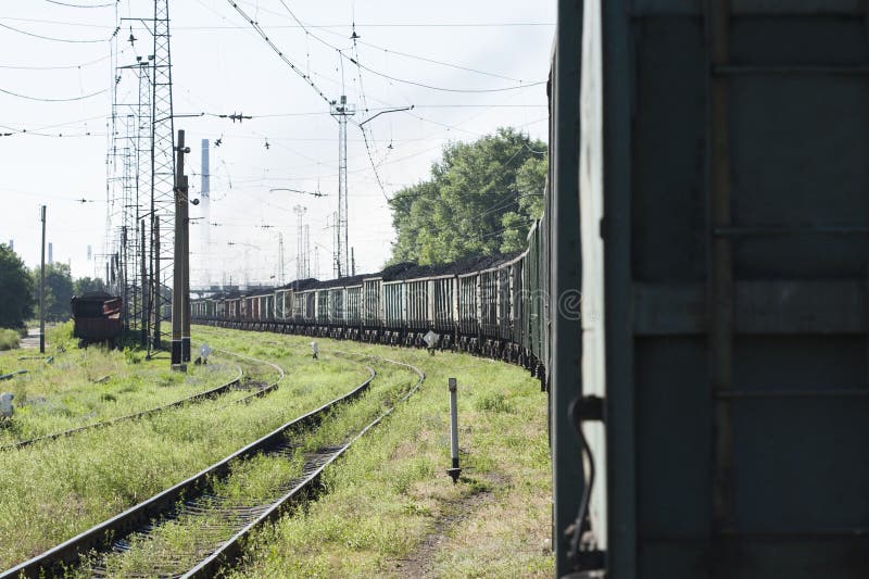 Bilden Sie mit Kokskohleautos auf dem Hintergrund der Kokerei aus stockfotos Bilden Sie mit Kokskohleautos auf dem Hintergrund der Kokerei aus stockfotos