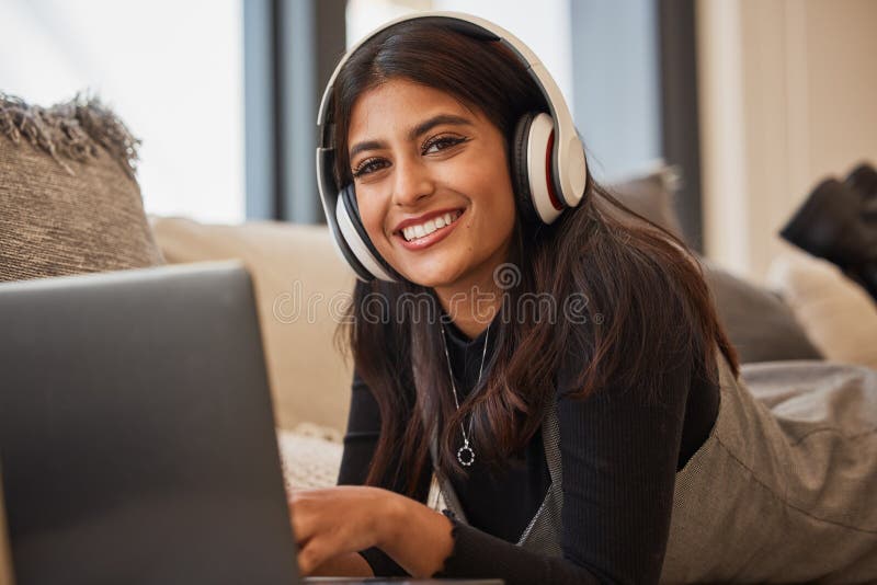 Bilder av hörlurar och datorvideo med musik som känns glad i vardagsrummet. individ med arkivfoton