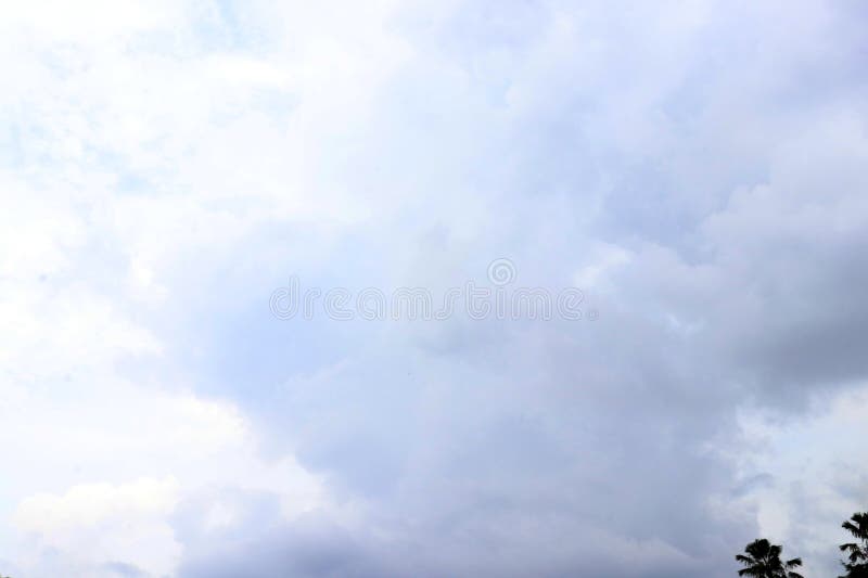 Bilder av moln är ett tecken på regn arkivfoton