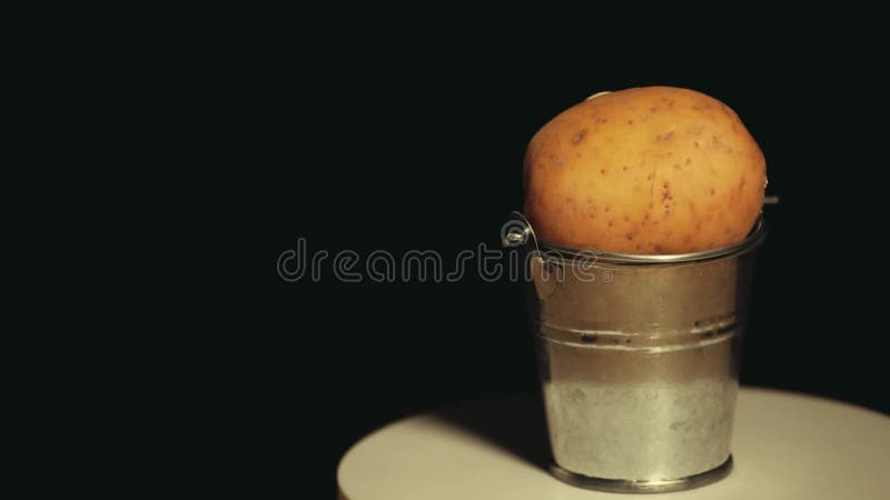 Bilder av potatisbucketens mörka bakgrund