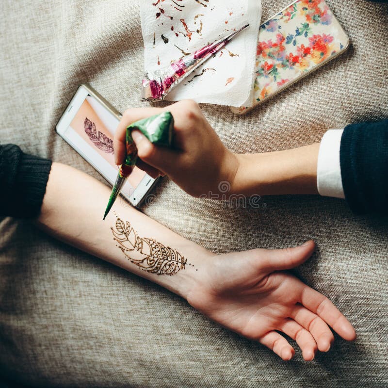 Bildhand som dekoreras med hennatatueringen arkivbild Bildhand som dekoreras med hennatatueringen arkivbild