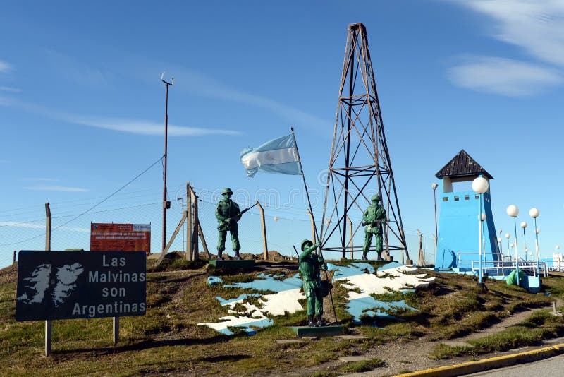 Bildhauerische Zusammensetzung die Malvinas-Inseln gehören nach Argentinien am Militärstützpunkt der Argentinien-Marine stockfotos Bildhauerische Zusammensetzung die Malvinas-Inseln gehören nach Argentinien am Militärstützpunkt der Argentinien-Marine stockfotos