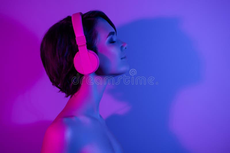 Bildobjektsbild, lugn flicka i hörlurar som lyssnar musik på partiisolerad neon-färgbakgrundscopyspace arkivfoton