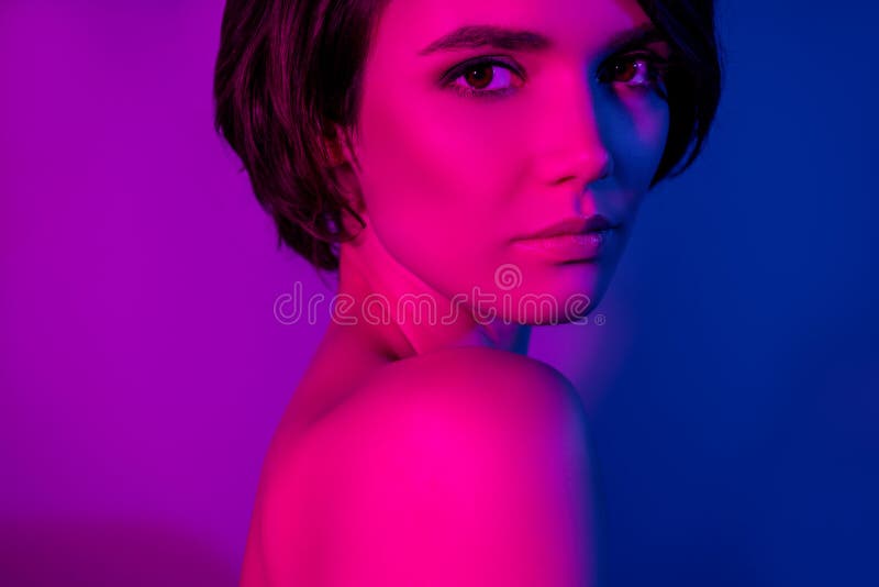 Bildobjektslimmad flicka med nakna axlar med bob hårklänning isolerad neonfärgad bakgrund royaltyfri fotografi