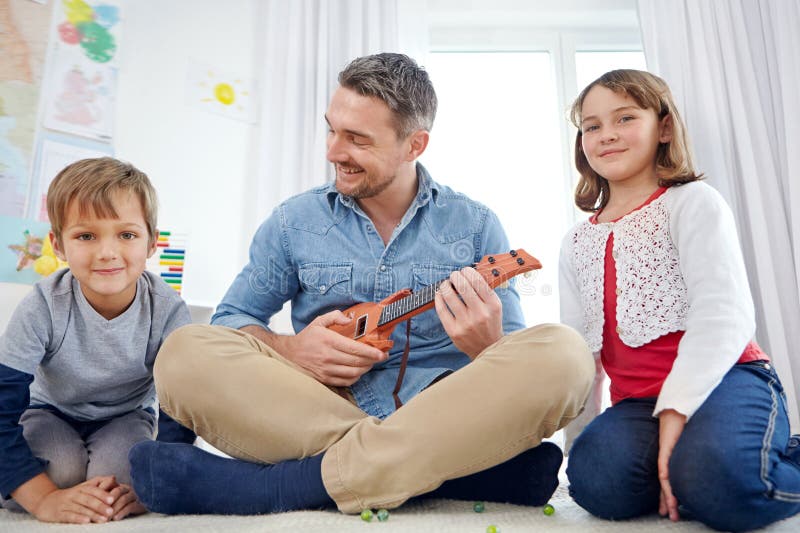 Bildung lernen oder ukulele mit Vater und Kindern im Schlafzimmer zusammen, um zu verbinden oder zu studieren. Hobby-Instrument od stockbild
